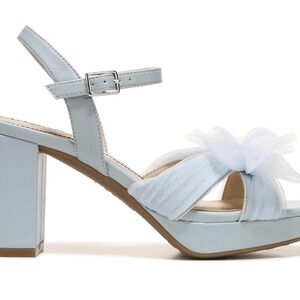 Light blue.  Size 5 woman’s.  LifeStride. 3 1/2 inch block heel